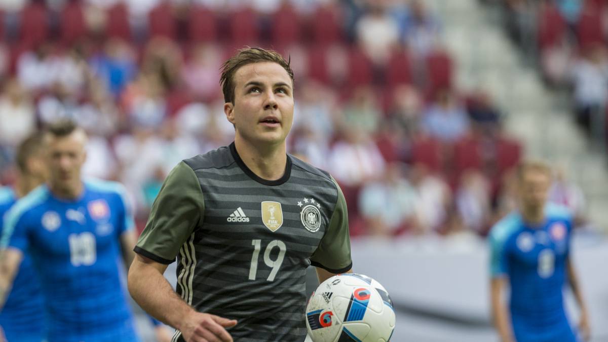 Die "Away Shirts" waren dunkelgrau und hatten gewebte Querstreifen. Die Ärmel waren olivgrün abgesetzt, die drei Streifen waren jeweils seitlich angebracht und wie Nummer und Name weiß.