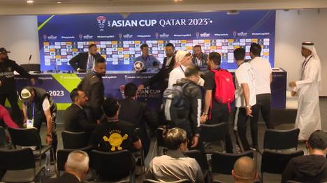 Irakische Journalisten konfrontierten den Trainer der Nationalmannschaft, Jesús Casas, nach dem Ausscheiden aus dem Asien-Cup gegen Jordanien. Die Reporter wurden schließlich von der Polizei weggeführt.