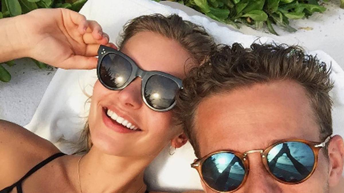 Es gibt sie aber, die Spieler, die im Urlaub auch mal faulenzen. Anders Lindegaard, seines Zeichens 13-maliger dänischer Nationalkeeper und derzeit in Diensten von Zweitligist Preston North End, lässt es sich samt Partnerin einfach nur gutgehen 