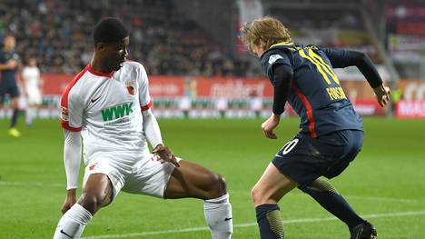 Kevin Danso (l.) gab sein Debüt in derBundesliga für den FC Augsburg gegen RB Leipzig