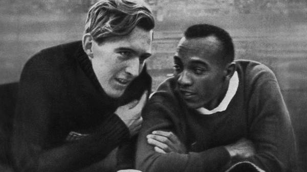 US champion Jesse Owens (R) and German c