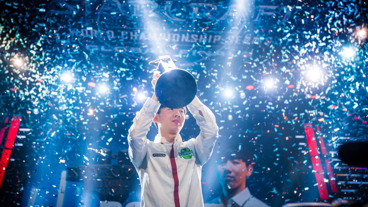 STARCRAFT II: WORLD CHAMPIONSHIP SERIES 2017 (700.000 USD): Bei der Weltmeisterschaft 2017 des Echtzeit-Strategiespiels von Blizzard spielten die Teilnehmer um insgesamt 700.000 US-Dollar. Den ersten Platz machte der Koreaner Lee "Rogue" Byung Ryul und gewann 280.000 US-Dollar. Spannend: Zu den erfolgreichsten eSportlern gehört mit der Kanadierin Sasha "Scalett" Hostyn auch eine Frau, die in ihrer Karriere bisher insgesamt 280.000 US-Dollar erspielte