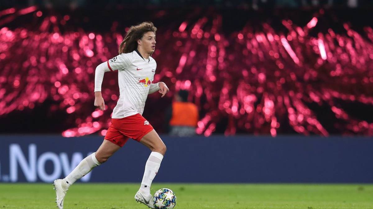 Leipzig's Welsh defender Ethan Ampadu runs with the ball during the UEFA Champions League Group G football match between RB Leipzig and SL Benfica on November 27, 2019, in Leipzig, eastern Germany. (Photo by Ronny Hartmann / AFP) (Photo by RONNY HARTMANN/AFP via Getty Images)