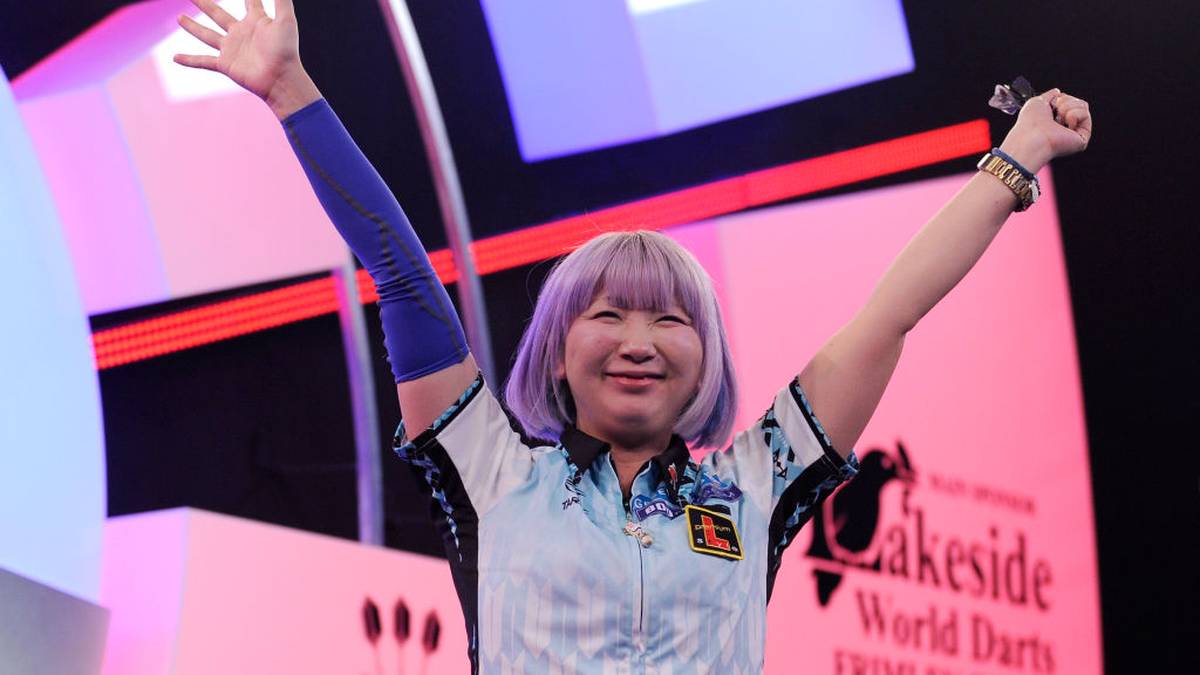 Erst Anfang des Jahres 2019 sichert sich Suzuki als Qualifikantin gleich bei ihrer ersten BDO-WM den Sieg. Auf dem Weg zum Titel schaltet sie dabei unter anderem Titelverteidigerin Lisa Ashton in der ersten Runde aus. 2020 folgt ihr zweiter WM-Titel