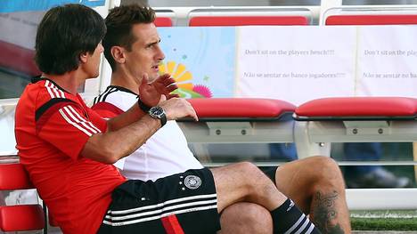 Miroslav Klose (r.) wird künftig im Team von Joachim Löw mitarbeiten
