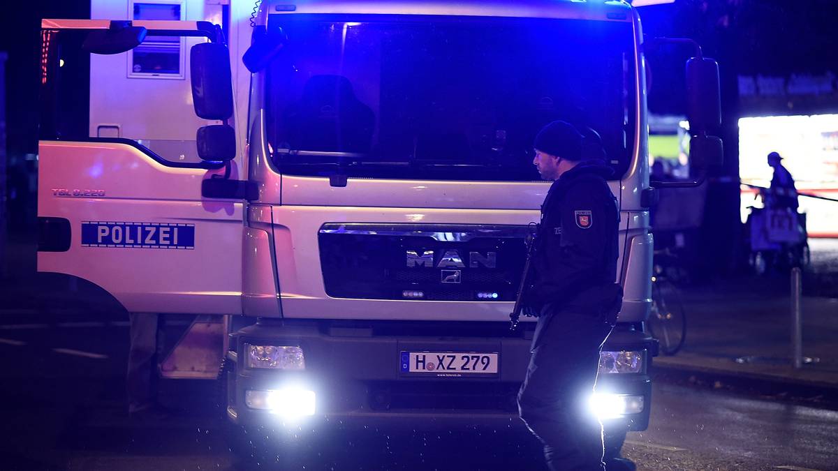 Rund ums Stadion bestimmen dagegen Blaulicht und Sirenen die Szene