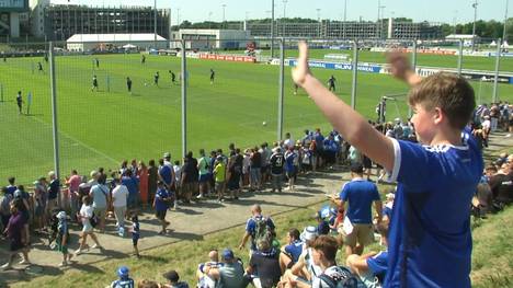 Beim Trainingsstart des FC Schalke 04 am Samstag schauen über 2000 Fans dem neuen Trainer Miron Muslic über die Schulter. Der Coach ist beeindruckt.