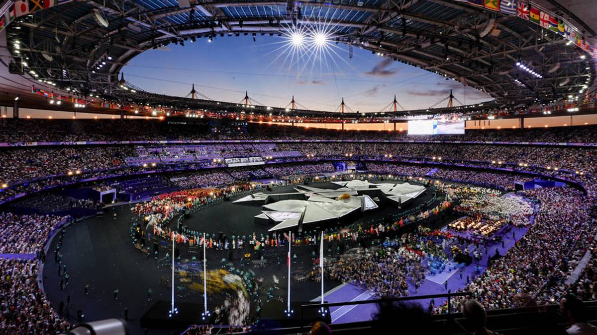 Zur Abschlussfeier versammeln sich die teilnehmenden Nationen im vollbesetzten Stade de France