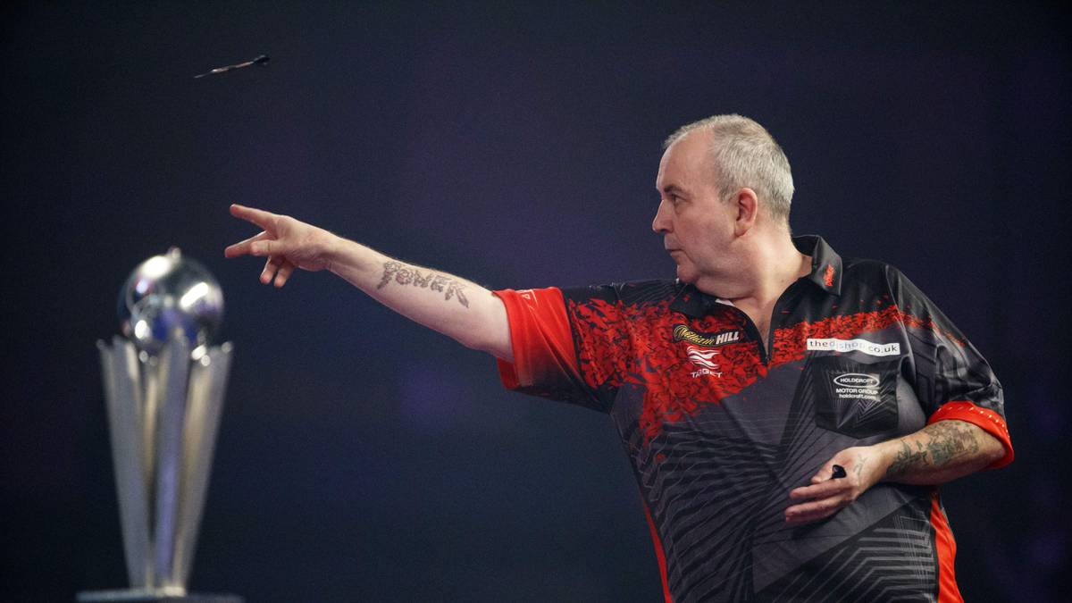 PHIL TAYLOR: "The Power" hievte den Darts-Sport in den Neunziger- und Zweitausender-Jahren auf ein neues Level. Der Engländer ist mit 16 Weltmeister-Titeln, darunter 14 bei der PDC, der erfolgreichste Darts-Spieler der Geschichte. Zwischen 1995 und 2002 gewann er acht Titel in Folge. Nach seiner Final-Niederlage bei der WM 2018 beendete er mit 57 Jahren seine Karriere