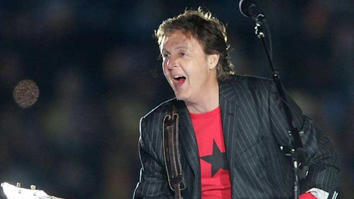 2005: Paul McCartney erinnert mit den Songs "Drive My Car", "Get Back" und "Hey Jude" an seine Beatles-Zeiten. Zudem gibt er den Soundtrack zum James-Bond-Klassiker "Live and Let Die" zum Besten