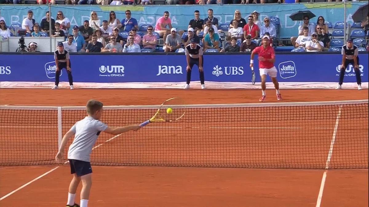 Ein Balljunge versucht sich auf dem Centre Court gegen Novak Djokovic und trickst die Legende bei dessen eigenem Turnier aus.