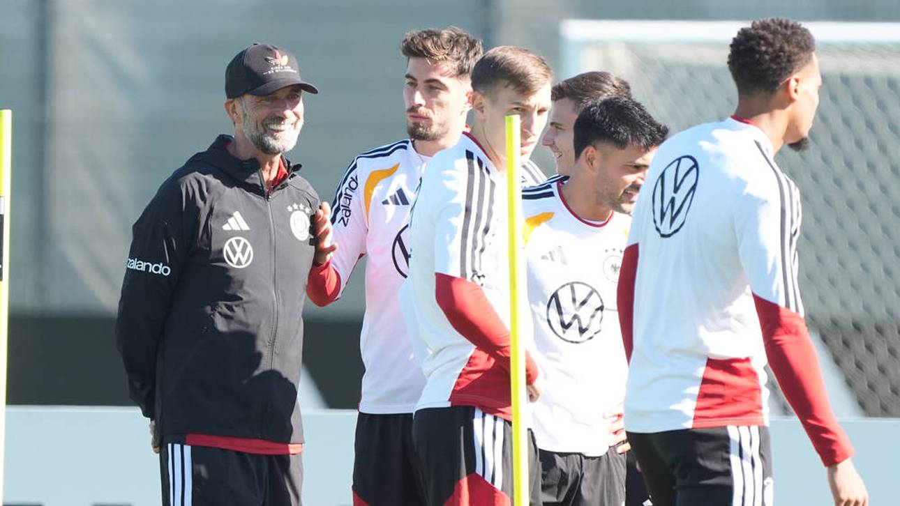 Felix Nmecha (r.) und Nadiem Amiri (2.v.r.) wechseln bei Jürgen Klopps Debüt die Nummer