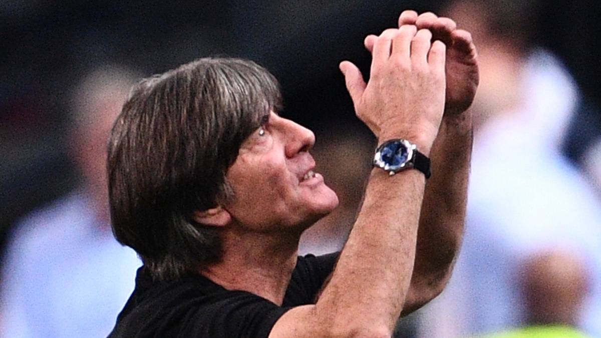 SPANIEN - AS: "Griezmann straft Deutschland ab. Der Atletico-Stürmer trifft doppelt und dreht damit einen Rückstand. Löw steht immer mehr am Pranger. Ob er am letzten Spieltag gegen die Niederlande auf der Bank sitzen wird, ist offener denn je."