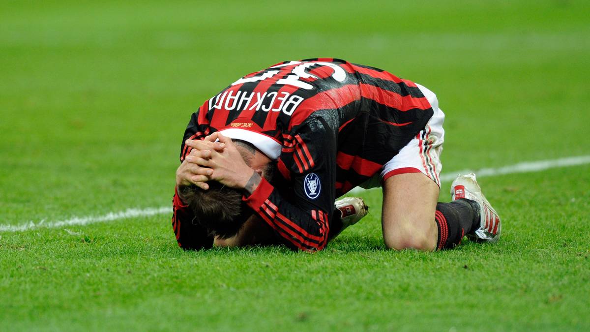 Denn in der Rückrunde 2010 nutzt Beckham die Spielpause in der MLS und lässt sich wie schon ein Jahr zuvor für einige Monate an den AC Mailand ausleihen. Im Spiel gegen Chievo Verona erleidet der Routinier dann einen Riss der Achillessehne - es droht ihm gar das Karriereende