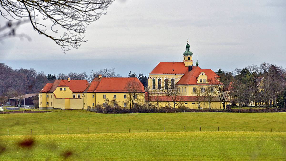 Allerdings sitzt Hoeneß von nun an nicht mehr in der JVA Landsberg am Lech ein, sondern in der Außenstelle in Rothenfeld bei Andechs. Von dort aus wird er täglich von einem Fahrer die 35 Kilometer bis zur Säbener Straße gebracht
