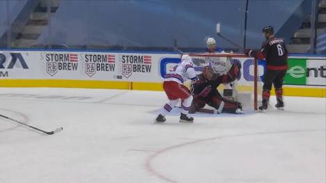 Petr Mrazek und Alexei Svechnikov erledigen die New York Rangers fast im Alleingang. Die Carolina Hurricanes brauchen bei den NHL Stanley Cup Qualifiers nur noch einen Sieg.