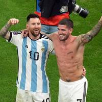 Lionel Messis Zukunft bei PSG ist ungewiss. Sein argentinischer Teamkollege und „Bodyguard“ Rodrigo de Paul macht deshalb einen interessanten Vorschlag.