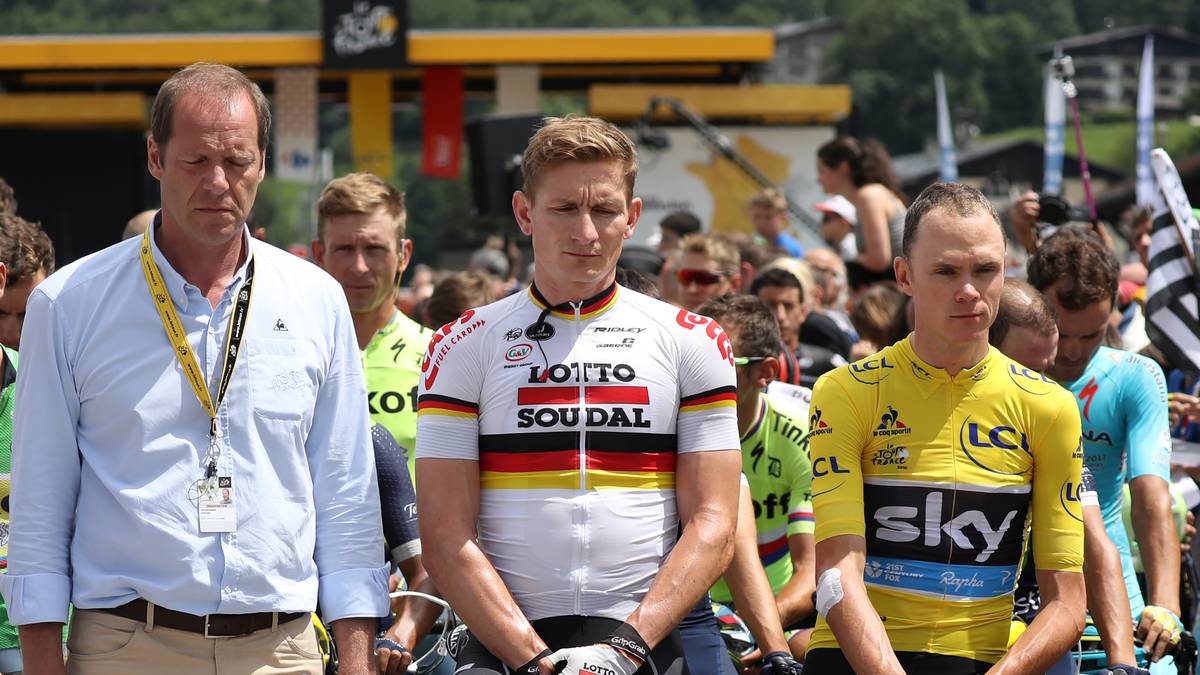 Die 20. Etappe beginnt in Megeve mit einer Schweigeminute für die Opfer des Amoklaufs von München. Andre Greipel steht dabei im Trikot des deutschen Meisters in erster Reihe, eingerahmt von Tour-Direktor Christian Prud'homme und dem "Maillot jaune" Froome