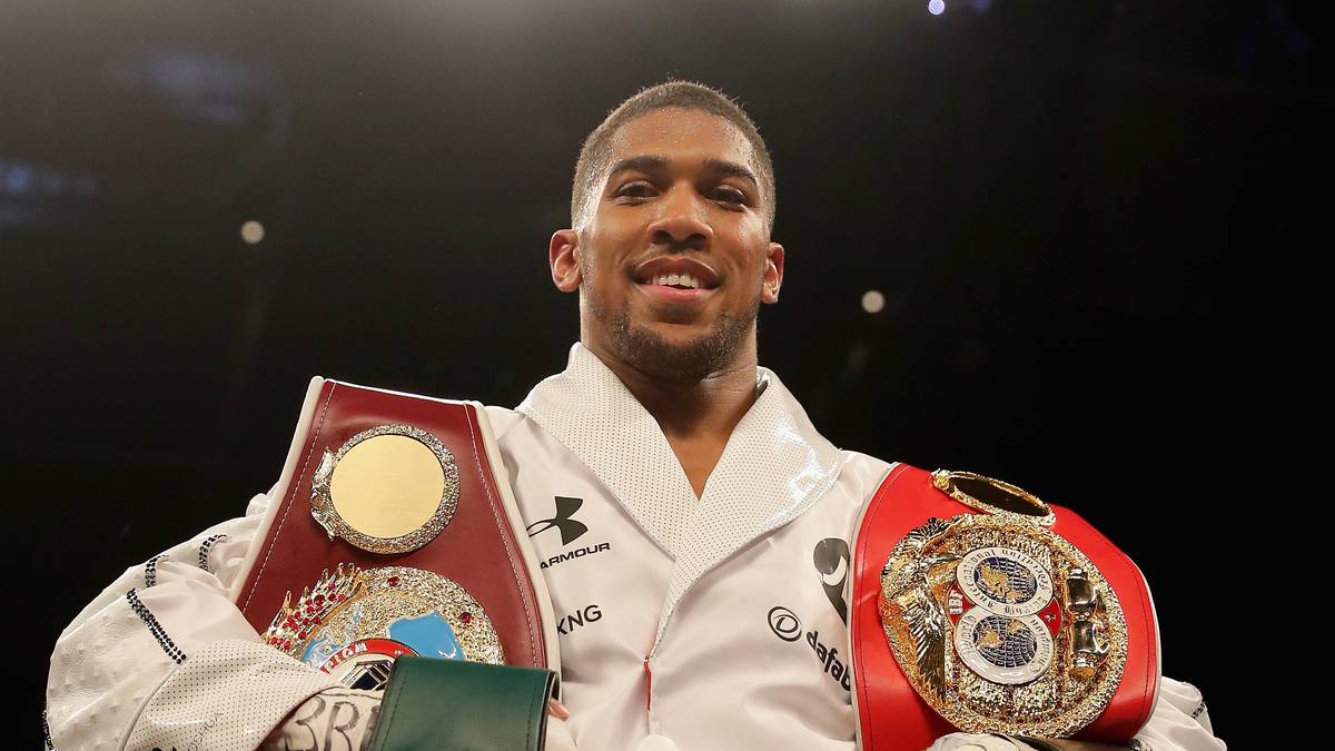 Der Herr der Gürtel bleibt jedenfalls unbesiegt und will nun den ebenfalls noch unbesiegten Deontay Wilder vor die Fäuste bekommen