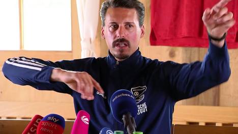 Sandro Wagner gibt sich bei seiner Vorstellung als neuer Trainer der SpVgg Unterhaching genau so, wie man ihn kennt: selbstbewusst und mit klaren Worten.