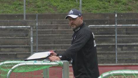 Köln-Trainer Steffen Baumgart wird dem FC beim Spiel gegen Freiburg am Samstag nicht von der Seitenlinie unterstützen können. Der 50-Jährige fehlt aufgrund eines positiven Corona-Tests.