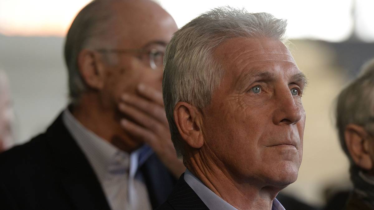 Fischer ist ein Meister der Beständigkeit. In insgesamt 18 Bundesliga-Spielzeiten hat die Schalker Vereinslegende mindestens einen Treffer erzielt - nicht nur für S04, auch für 1860 München, 1. FC Köln und VfL Bochum. Damit liegt Fischer in der ewigen Bestenliste vor Mehmet Scholl, Lothar Matthäus und Holger Fach, die jeweils in 17 Spielzeiten Tore erzielt haben