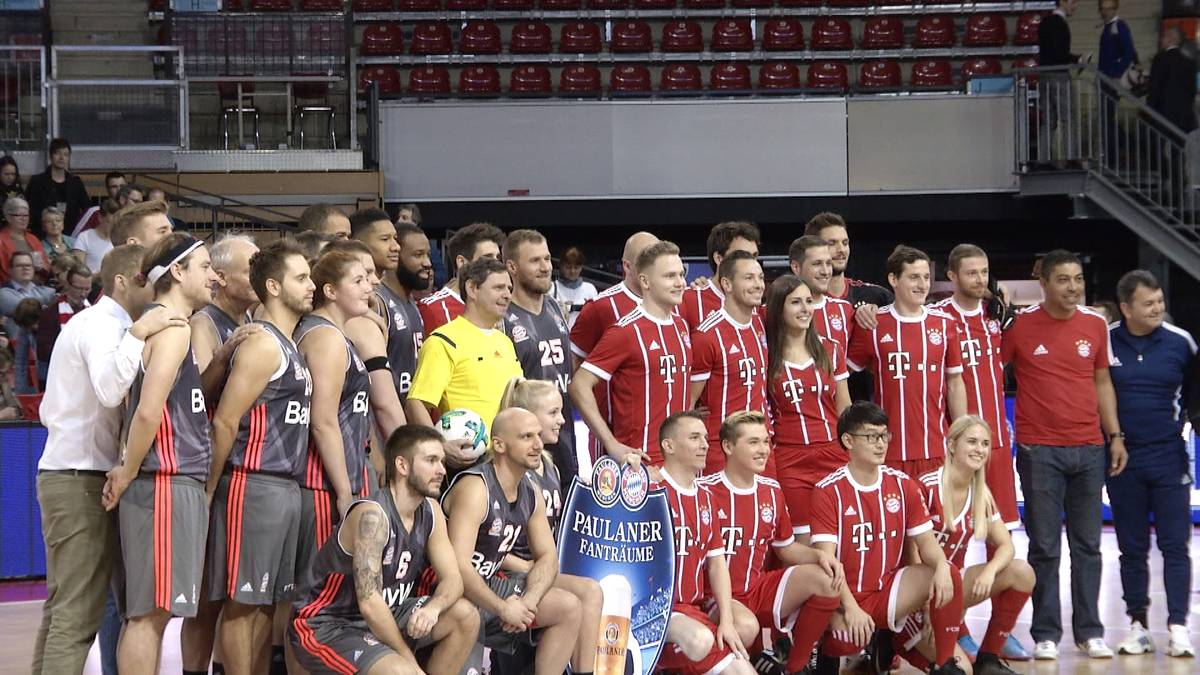 Im Münchner Audi-Dome treffen vier Bayern-Profis auf ein Quartett des FC Bayern Basketball. Aufgefüllt werden die Teams von zehn Freizeitsportlern
