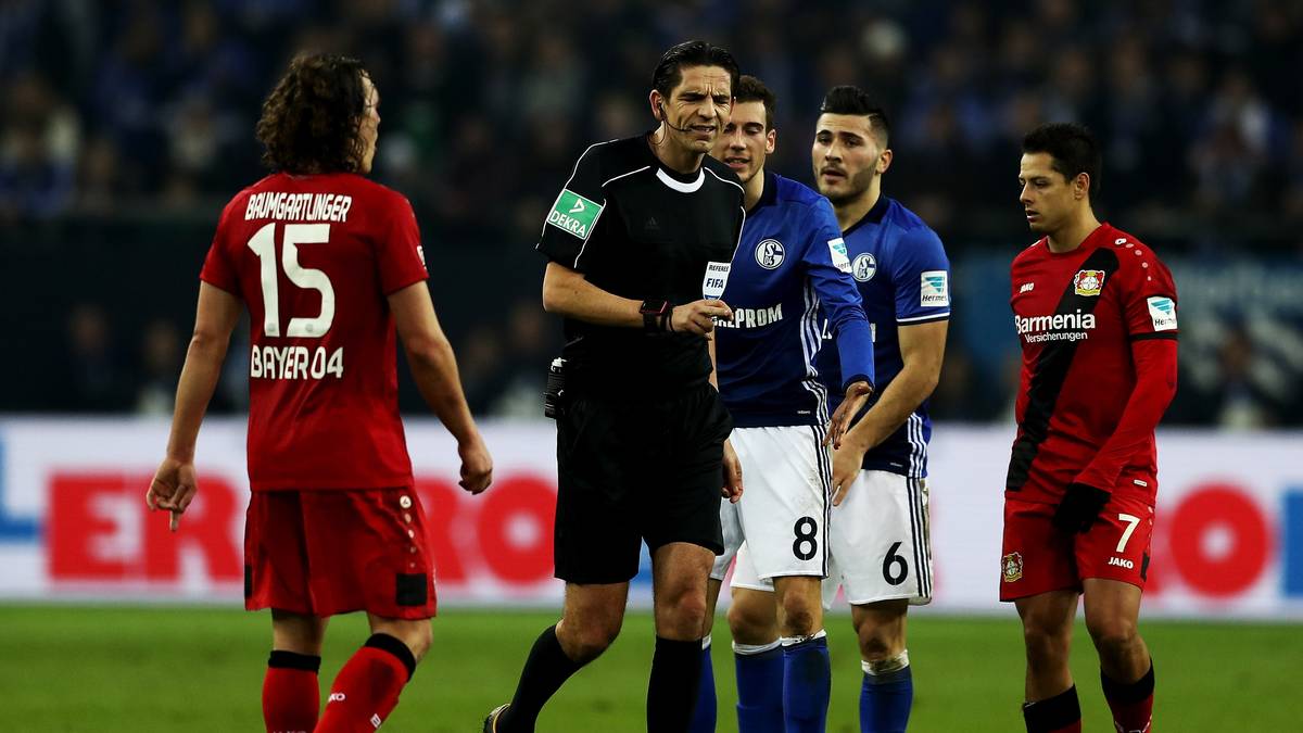 Es entwickelt sich in der Folge ein hitziges Duell, bei dem immer wieder Schiedsrichter Deniz Aytekin in den Fokus rückt