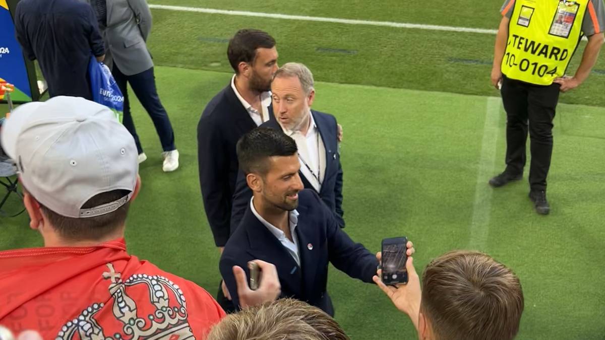 Novak Djokovic besucht die Allianz Arena, um Serbien anzufeuern