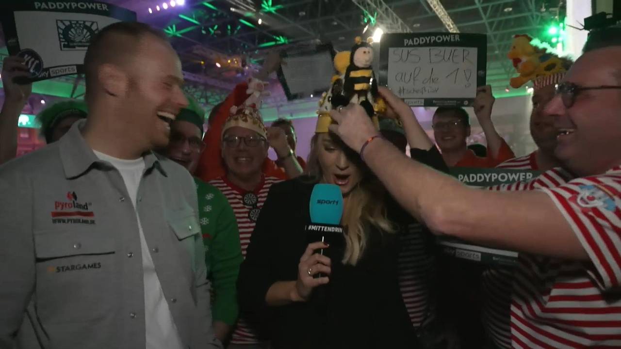 Party geht weiter! Sport1-Moderatorin Katha Kleinfeldt im Karnevals-Outfit