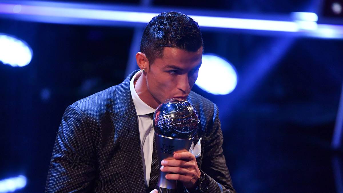 2017: Das schafft er im darauffolgenden Jahr. Erneut hat er gegen seinen Dauerrivalen Messi und dem Drittplatzierten Neymar die Nase vorn. Schnappt er sich nun auch den alleinigen Rekord?