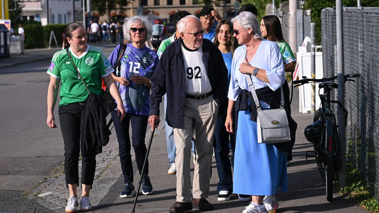 Schon im Halbfinale: Bergers Opa drückt Daumen auf der Tribüne