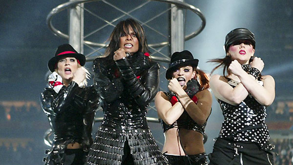 Zu Beginn noch in langem Umhang, nähern sich Jackson und Timberlake an