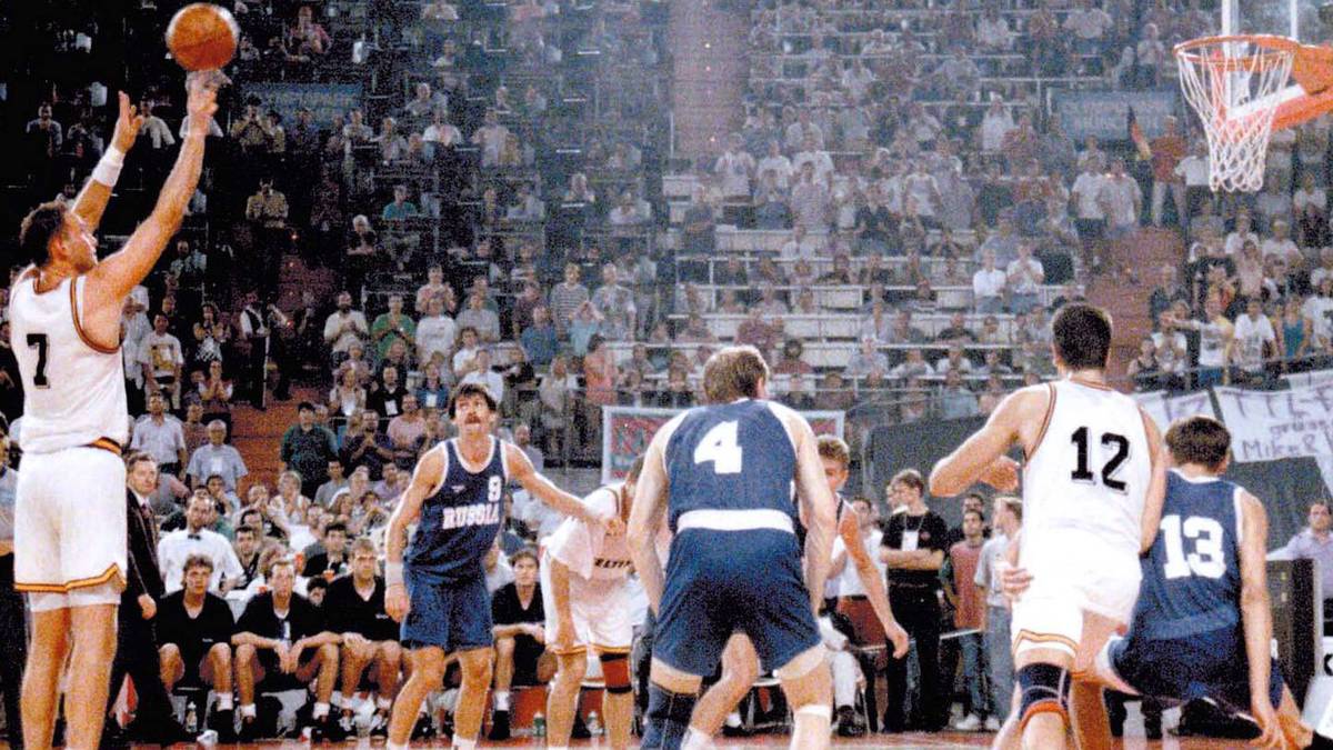 In einem dramatischen Finale liegt Deutschland kurz vor Schluss mit 68:70 hinten, ehe Welp per Dunking ausgleicht, gefoult wird und den Freiwurf zur Führung verwandelt. Nach dem letzten Fehlwurf der Russen flüchtet der zurückhaltende Matchwinner sofort in die Kabine - Gänsehaut pur