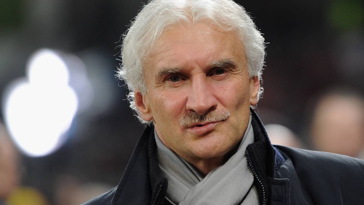 28. August 2011: Im Doppelpass auf SPORT1 nimmt sich Völler Philipp Lahm nach dessen Buch-Veröffentlichung zur Brust: "Es gibt Sachen, die gehören sich einfach nicht. Mir erklären, was ich im Nachhinein hätte anders machen sollen - das kann der Junge nicht. Das ist höchst unanständig."