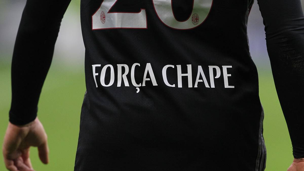 Milan läuft dabei in besonderen Trikots auf. Unter der Trikotnummer, wo normalerweise nichts steht, sind die Worte "Forca Chape" aufgedruckt - wie hier bei Ignazio Abate