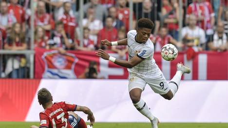 Leon Bailey (r.) sucht nach einer starken Vorsaison in Leverkusen noch nach seiner Bestform
