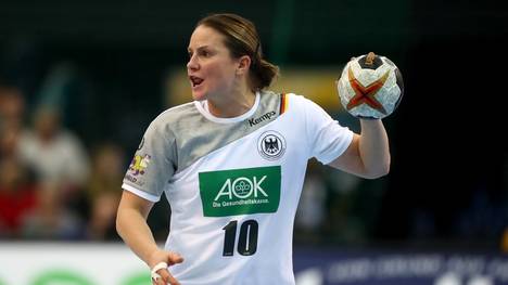 Anna Loerper führt die deutsche Mannschaft als Kapitänin aufs Feld  