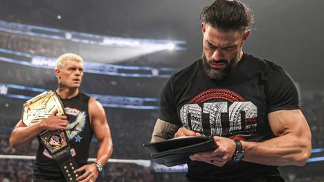 Cody Rhodes (l.) und Roman Reigns verbünden sich bei WWE Bad Blood