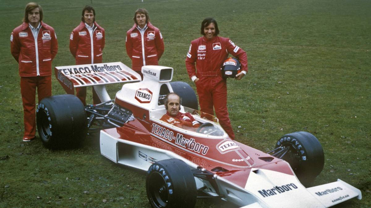 Zum Abschluss: In den guten alten Zeiten waren die Präsentationen oft weniger spektakulär, die Boliden und die Frisuren dafür umso mehr. Denny Hulme (im Cockpit), Emerson Fittipaldi (r.) und ihr McLaren 1974.