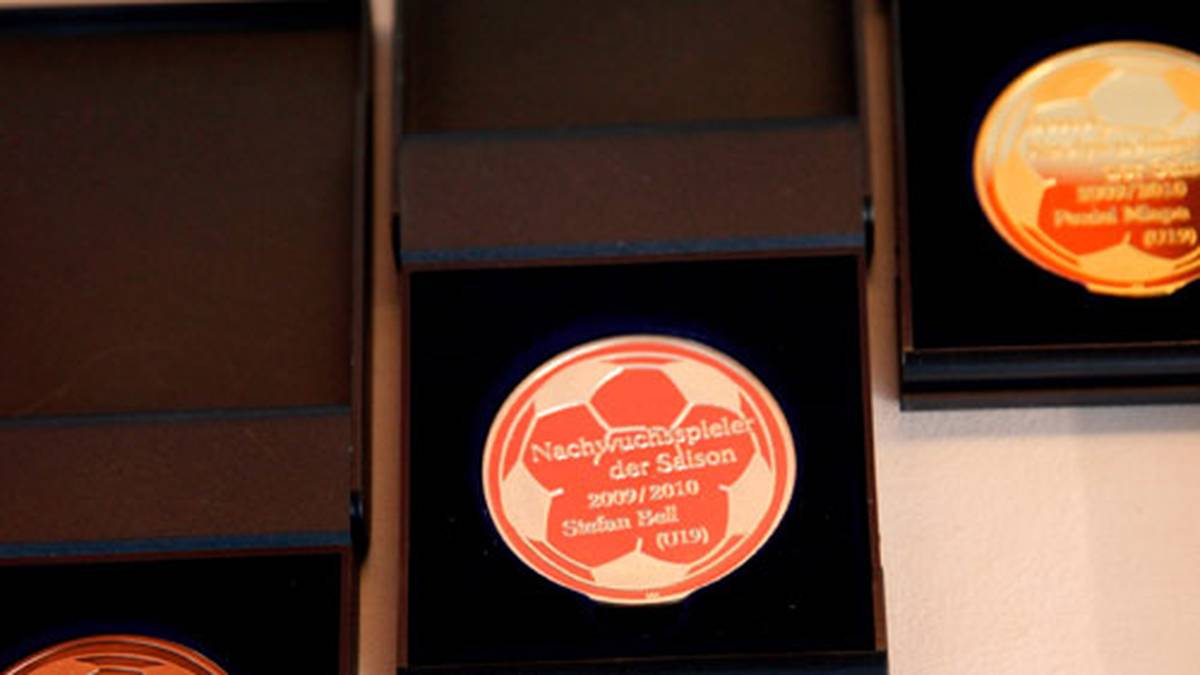 So sieht sehen sie aus, die Fritz-Walter-Medaillen für DFB-Nachwuchsspieler. Seit 2005 werden in den Altersklassen U17, U18 und U19 Gold-, Silber- und Bronzemedaillen an die drei besten Nachwuchsspieler vergeben. Und fast alle großen Bundesliga-Stars haben mindestens eine davon zuhause. SPORT1 zeigt die Bilder der Gewinner
                  
                  
                  
                  
                  