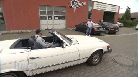 PS Profi Jean-Pierre ist diesmal auf der Suche nach einem Roadster für Murat. Einziger Haken: Murat hat nur 7.000,- EUR und wünscht sich eigentlich einen SL aus den 70ern. Jean Pierre stellt sich der Herausforderung und durchforstet den Ruhrpott nach einem exklusiven Roadster für extrem wenig Geld. Neben einem SL schaut JP auch nach Alternativen und testet dabei auch einen spektakulären Dutton Super Seven. Kann JP Jungunternehmer Murat mit einem geeigneten Billig-Roadster überraschen?