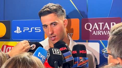 Atleticos Marc Pubill stoppt nach einem Torabstoß von Juan Musso den Ball mit der Hand. Keeper Musso äußert sich nach dem Spiel zu dieser Szene.