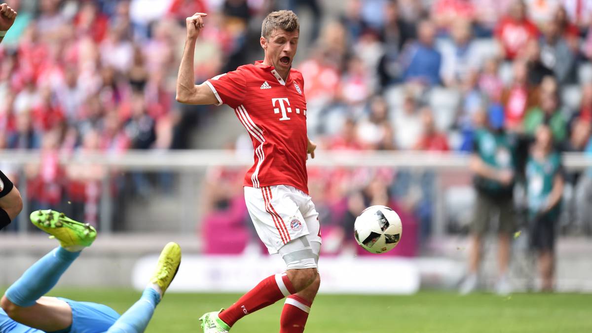 Im DFB-Team traf er, nun netzt er auch für Bayern ein: In der 36. Minute erhöht Thomas Müller auf 2:0