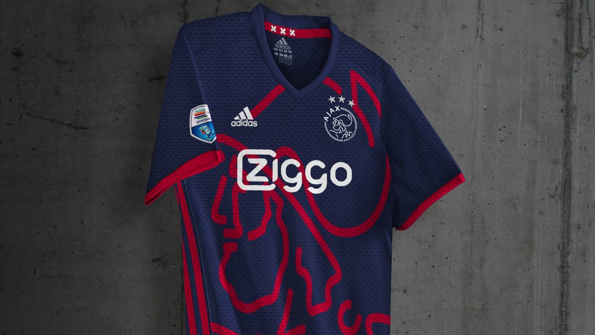 Auswärts geht man dagegen offenbar neue Wege: Auf dem marineblauen Shirt sind die Umrisse der griechischen Heldenfigur Aias abgebildet, seines Zeichens Namensgeber (deutsch: Ajax) und Hauptfigur im Wappen des Vereins 