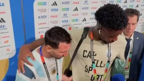 Nach dem 3:2-Sieg gegen Kap Verde gibt Lionel Messi natürlich Interviews und nimmt sich Zeit für seine Fans. Das Kuriose: Die "Fans" standen eben noch mit ihm auf dem Platz. Es sind die Spieler von Kap Verde.