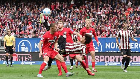 Die SV Elversberg fährt einen Auswärtssieg in Nürnberg ein. Damit schiebt sich die SVE vor auf den Relegationsplatz.