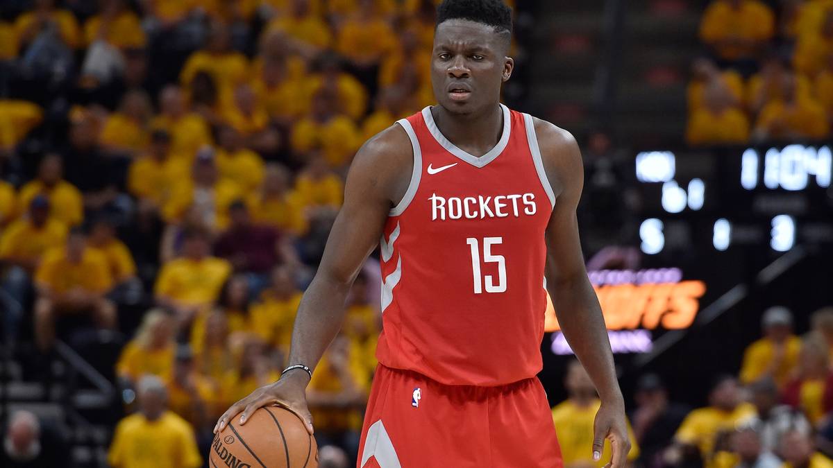 Capela ist als abrollender Big Man neben den ganzen Schützen der Rockets ein wichtiger Teil im Offense-System, macht als Blocksteller einen überragenden Job und verbucht mit 65 Prozent Trefferquote einen astronomischen Wert - weil er nur das macht, was er kann. Das dafür aber bockstark