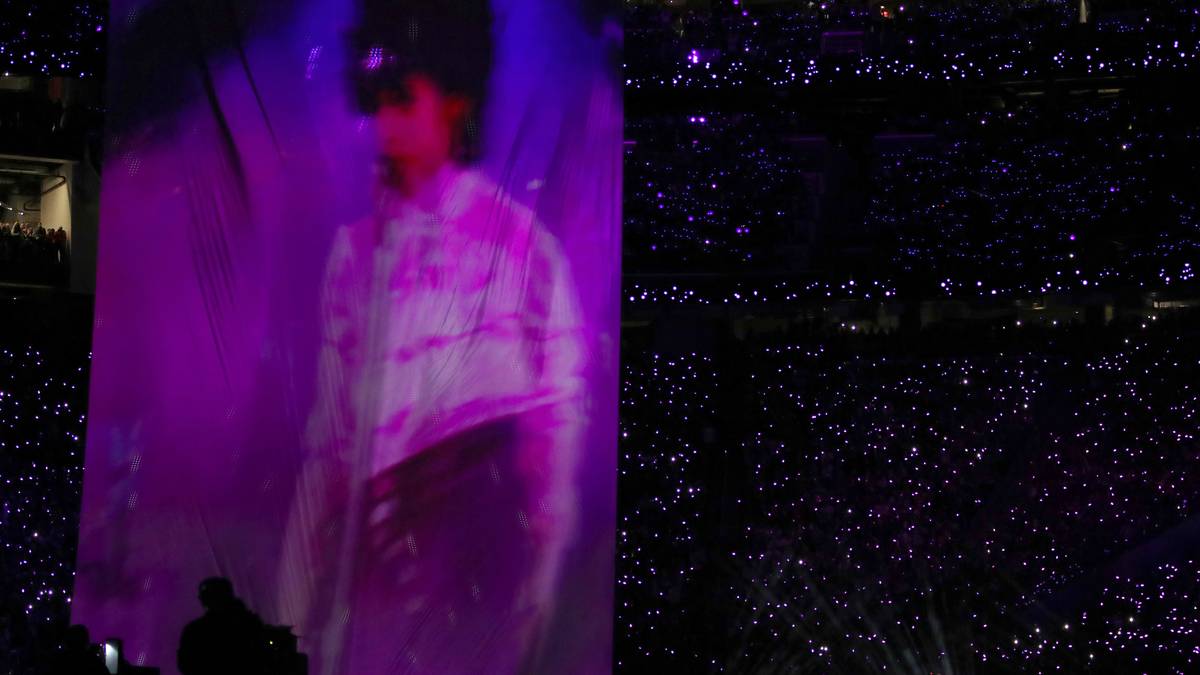 Für Gänsehaut sorgt die Hommage an den verstorbenen Popstar Prince