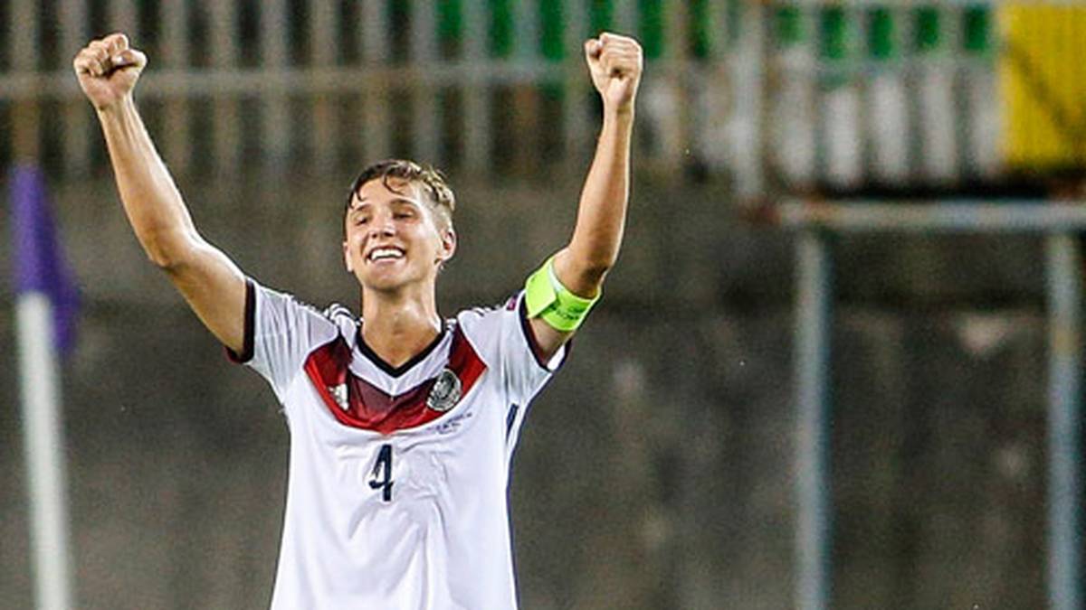 Einer der kürzlich prämierten Stars ist der frischgebackene U-19-Europameister Niklas Stark vom 1. FC Nürnberg, der das DFB-Team als Kapitän in Ungarn zum Titel führte. Stark bekommt dafür die Goldmedaille
                  
                  
                  
                  
                  